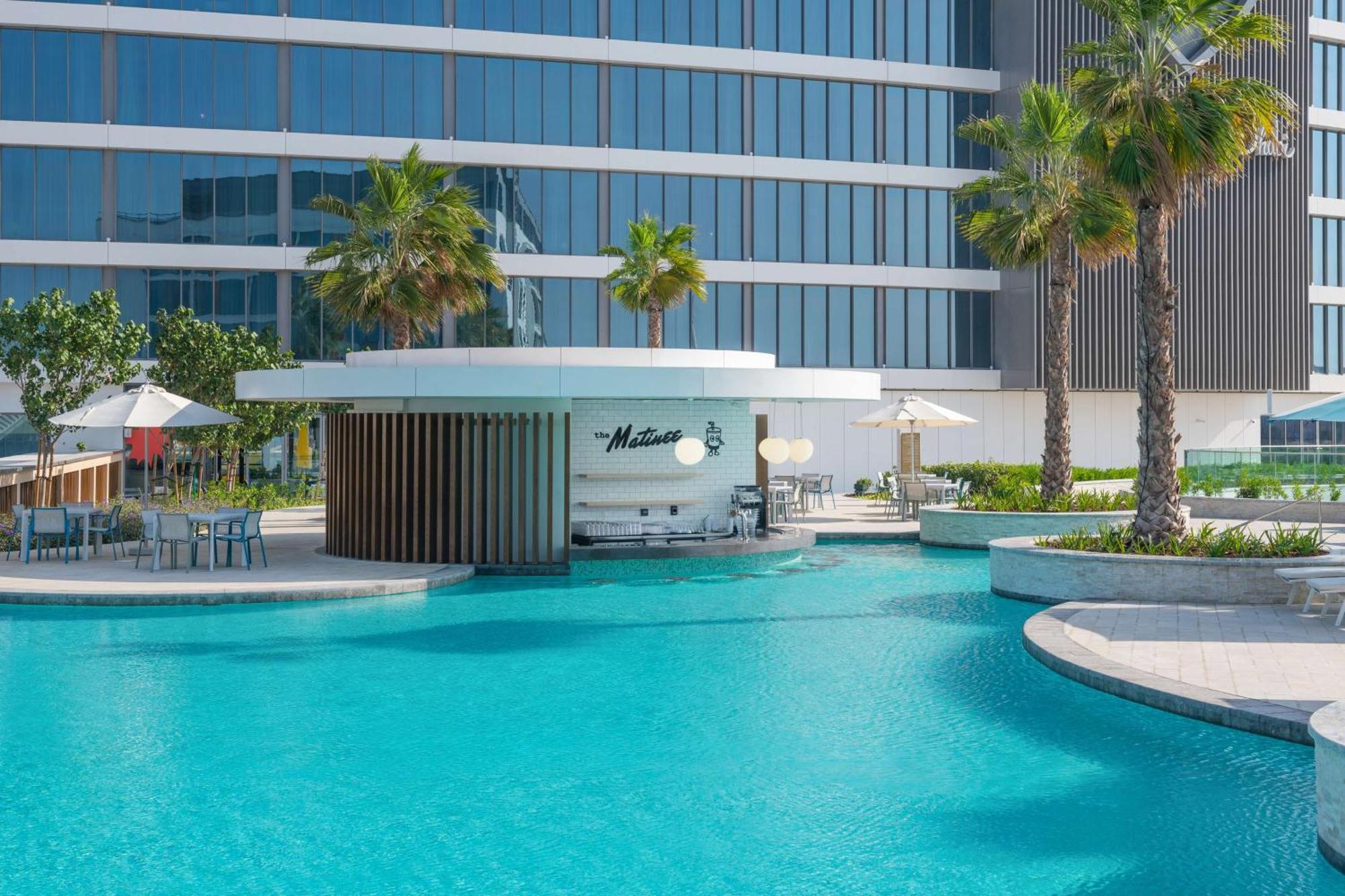 The Wb Abu Dhabi, Curio Collection By Hilton Hotel ภายนอก รูปภาพ The swimming pool at the hotel